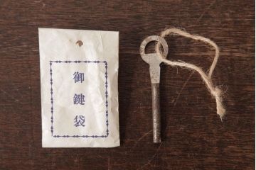 中古　民芸家具　花型の装飾金具が目を引く小箪笥(掛硯型、懸硯型、船箪笥、舟箪笥、小引き出し)