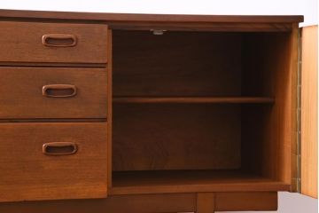 ヴィンテージ家具　北欧ビンテージ　Nathan(ネイサン)　シンプルなデザインのサイドボード(リビングボード)