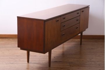 ヴィンテージ家具　北欧ビンテージ　Nathan(ネイサン)　シンプルなデザインのサイドボード(リビングボード)