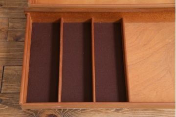 ヴィンテージ家具　北欧ビンテージ　Nathan(ネイサン)　シンプルなデザインのサイドボード(リビングボード)