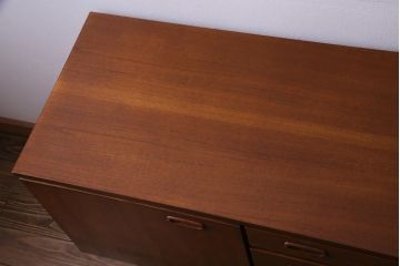 ヴィンテージ家具　北欧ビンテージ　Nathan(ネイサン)　シンプルなデザインのサイドボード(リビングボード)