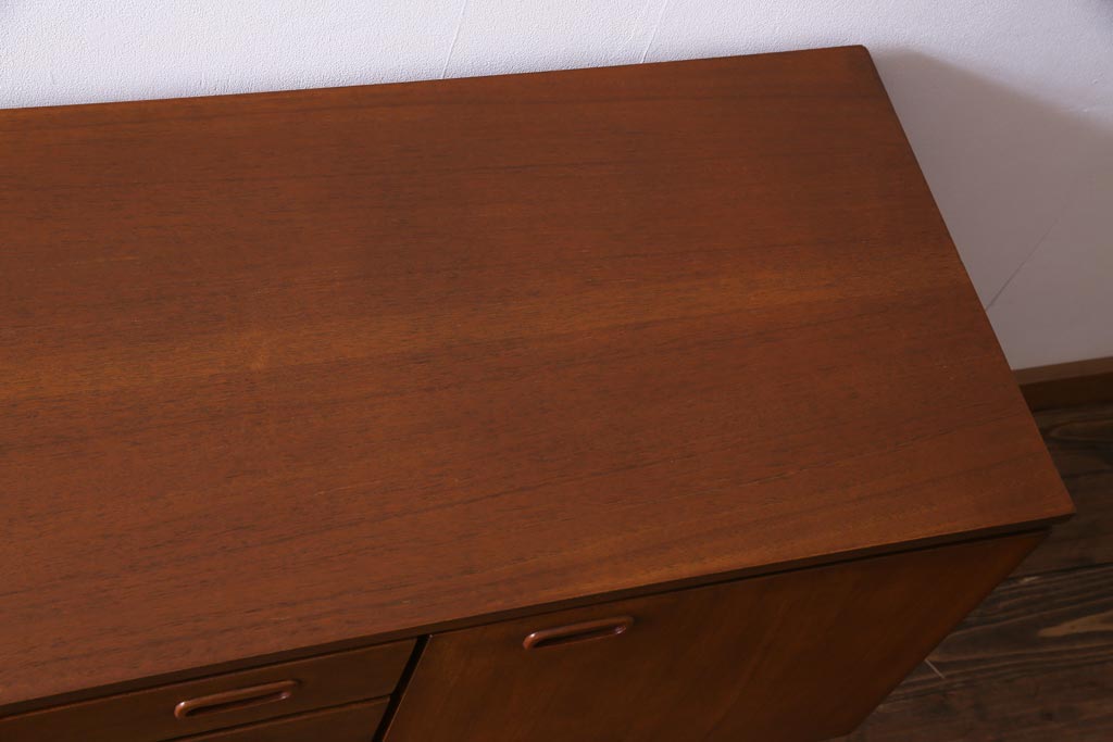 ヴィンテージ家具　北欧ビンテージ　Nathan(ネイサン)　シンプルなデザインのサイドボード(リビングボード)