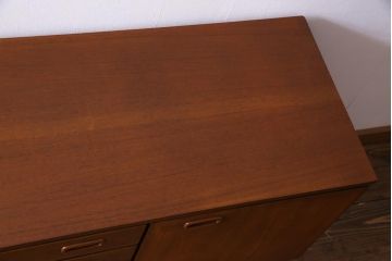 ヴィンテージ家具　北欧ビンテージ　Nathan(ネイサン)　シンプルなデザインのサイドボード(リビングボード)