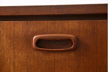 ヴィンテージ家具　北欧ビンテージ　Nathan(ネイサン)　シンプルなデザインのサイドボード(リビングボード)