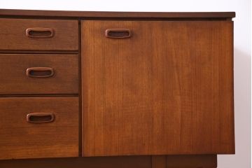 ヴィンテージ家具　北欧ビンテージ　Nathan(ネイサン)　シンプルなデザインのサイドボード(リビングボード)