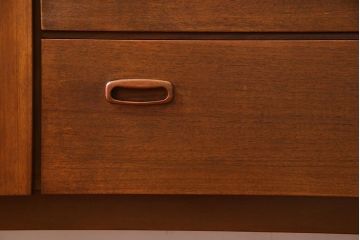 ヴィンテージ家具　北欧ビンテージ　Nathan(ネイサン)　シンプルなデザインのサイドボード(リビングボード)