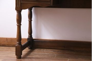ヴィンテージ家具　イギリスビンテージ　オーク材　レザートップが高級感引き立てるニーホールデスク(両袖机)