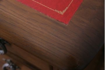 ヴィンテージ家具　イギリスビンテージ　オーク材　レザートップが高級感引き立てるニーホールデスク(両袖机)