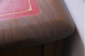 ヴィンテージ家具　イギリスビンテージ　オーク材　レザートップが高級感引き立てるニーホールデスク(両袖机)