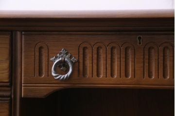 ヴィンテージ家具　イギリスビンテージ　オーク材　レザートップが高級感引き立てるニーホールデスク(両袖机)