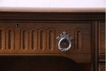 ヴィンテージ家具　イギリスビンテージ　オーク材　レザートップが高級感引き立てるニーホールデスク(両袖机)
