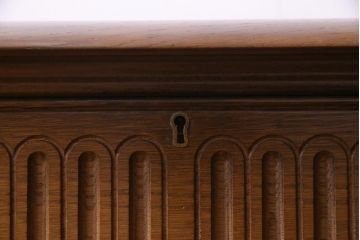 ヴィンテージ家具　イギリスビンテージ　オーク材　レザートップが高級感引き立てるニーホールデスク(両袖机)