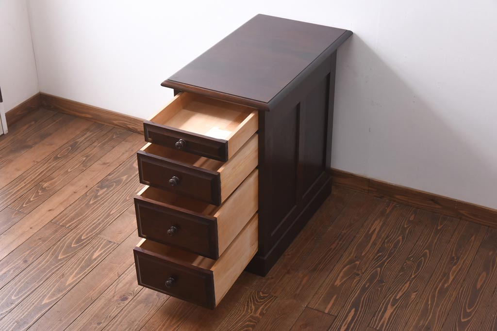 ビンテージ　民芸家具　シックな佇まいが魅力的なサイドチェスト(サイドテーブル、引き出し)