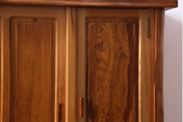 中古　民芸家具　屋久杉　堂々たる佇まいが目を引く収納棚(サイドボード、下駄箱)(定価約200万円)
