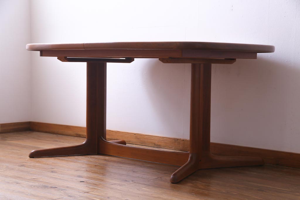 ヴィンテージ家具　北欧ビンテージ　デンマーク製　チーク材　ナチュラルな雰囲気が取り入れやすいダイニングテーブル(食卓)