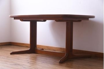 ヴィンテージ家具　北欧ビンテージ　デンマーク製　チーク材　ナチュラルな雰囲気が取り入れやすいダイニングテーブル(食卓)