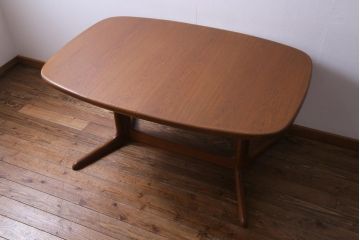ヴィンテージ家具　北欧ビンテージ　デンマーク製　チーク材　ナチュラルな雰囲気が取り入れやすいダイニングテーブル(食卓)