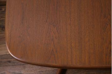 ヴィンテージ家具　北欧ビンテージ　デンマーク製　チーク材　ナチュラルな雰囲気が取り入れやすいダイニングテーブル(食卓)