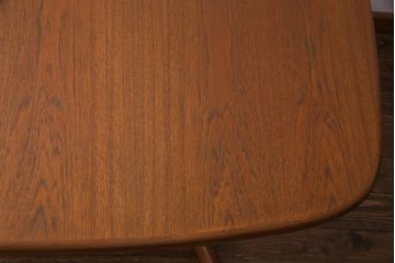 ヴィンテージ家具　北欧ビンテージ　デンマーク製　チーク材　ナチュラルな雰囲気が取り入れやすいダイニングテーブル(食卓)