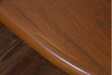 ヴィンテージ家具　北欧ビンテージ　デンマーク製　チーク材　ナチュラルな雰囲気が取り入れやすいダイニングテーブル(食卓)