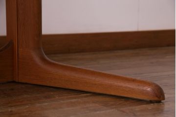 ヴィンテージ家具　北欧ビンテージ　デンマーク製　チーク材　ナチュラルな雰囲気が取り入れやすいダイニングテーブル(食卓)