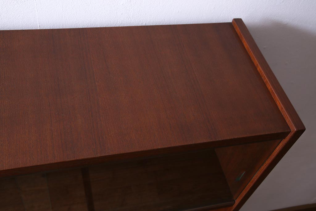 ヴィンテージ家具　ジャパンビンテージ　チーク材　ミッドセンチュリースタイルにも馴染むシンプルなキャビネット(飾り棚)