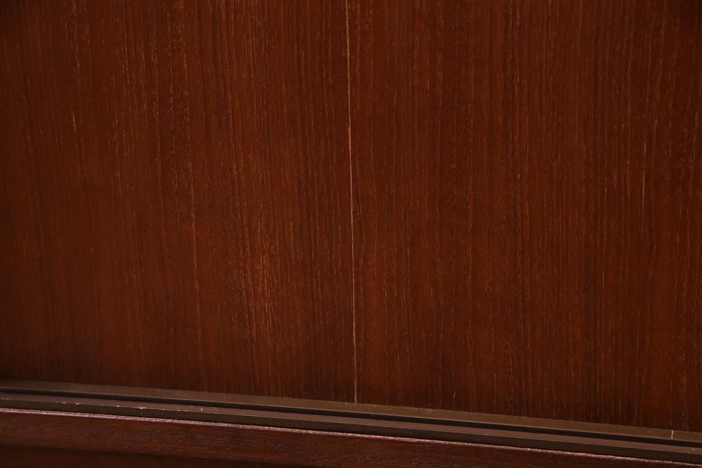 ヴィンテージ家具　ジャパンビンテージ　チーク材　ミッドセンチュリースタイルにも馴染むシンプルなキャビネット(飾り棚)