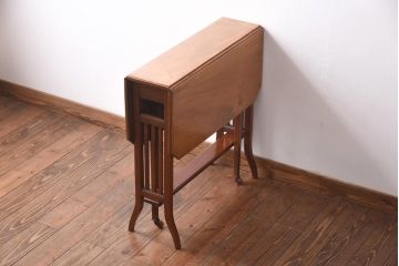 アンティーク家具　イギリスアンティーク　ウォールナット材　なめらかな木味が美しいバタフライテーブル(ドロップリーフテーブル、カフェテーブル)