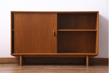 ヴィンテージ家具　イギリスビンテージ　HERBERT E. GIBBS(ハーバート・E・ギブス)　チーク材　キャビネット(リビングボード)