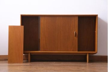 ヴィンテージ家具　イギリスビンテージ　HERBERT E. GIBBS(ハーバート・E・ギブス)　チーク材　キャビネット(リビングボード)