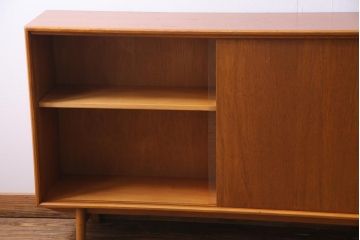 ヴィンテージ家具　イギリスビンテージ　HERBERT E. GIBBS(ハーバート・E・ギブス)　チーク材　キャビネット(リビングボード)