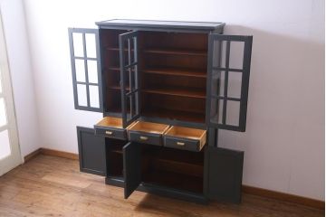 ペイント家具　当店リメイク　北海道民芸家具　収納力抜群!シックなキャビネット(カップボード、食器棚)
