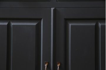 ペイント家具　当店リメイク　北海道民芸家具　収納力抜群!シックなキャビネット(カップボード、食器棚)