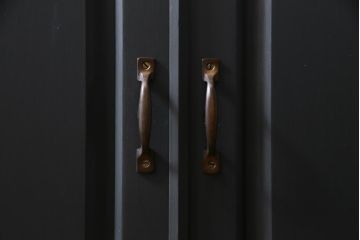 ペイント家具　当店リメイク　北海道民芸家具　収納力抜群!シックなキャビネット(カップボード、食器棚)