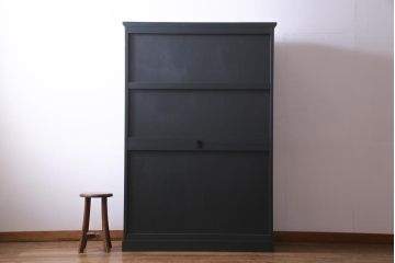 ペイント家具　当店リメイク　北海道民芸家具　収納力抜群!シックなキャビネット(カップボード、食器棚)