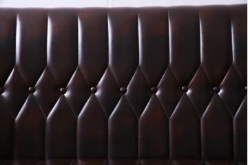 ヴィンテージ家具　ビンテージ　ケヤキ材使用　濃淡のある色合いが渋いアームソファ(二人掛け)