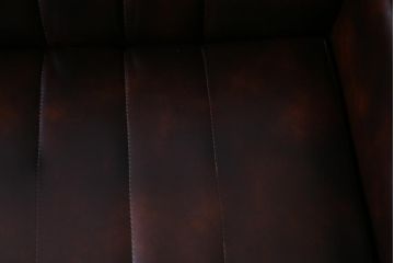 ヴィンテージ家具　ビンテージ　ケヤキ材使用　濃淡のある色合いが渋いアームソファ(二人掛け)