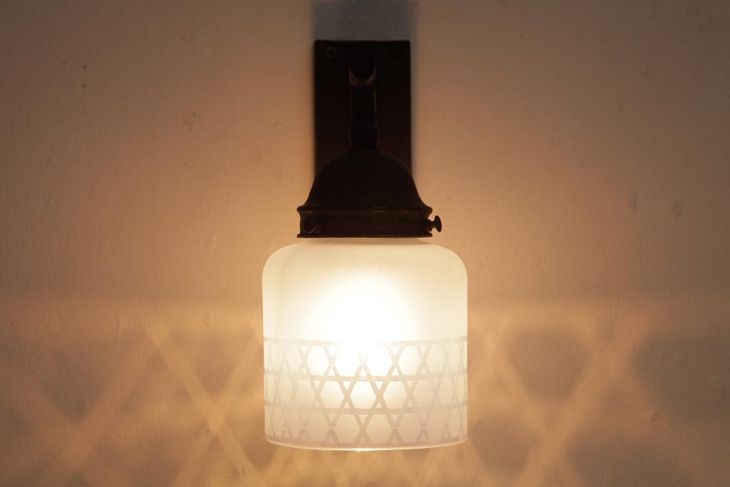 昭和レトロ　曇りガラス　籠目模様が趣き深いウォールライト(壁掛け照明)