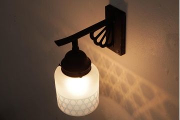 昭和レトロ　曇りガラス　籠目模様が趣き深いウォールライト(壁掛け照明)