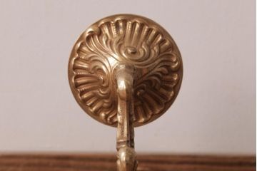 フランスビンテージ　真鍮製　クラシカルな雰囲気漂うロカイユ装飾のウォールランプ(壁付け照明)(1)
