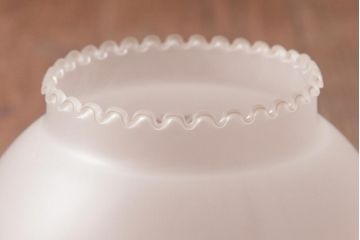 フランスビンテージ　真鍮製　クラシカルな雰囲気漂うロカイユ装飾のウォールランプ(壁付け照明)(1)