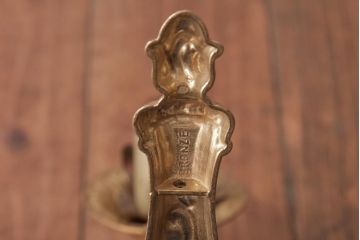 フランスビンテージ　真鍮製　クラシカルな雰囲気漂うロカイユ装飾のウォールランプ(壁付け照明)(2)