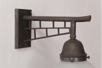 和製アンティーク　シャビーな質感と丸いシェードがレトロなウォールランプ(壁付け照明)