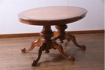 ヴィンテージ家具　フランスビンテージ　マホガニー・メープル材　バーズアイ天板と脚の意匠が目を引くオーバル型のダイニングテーブル(4人掛け)