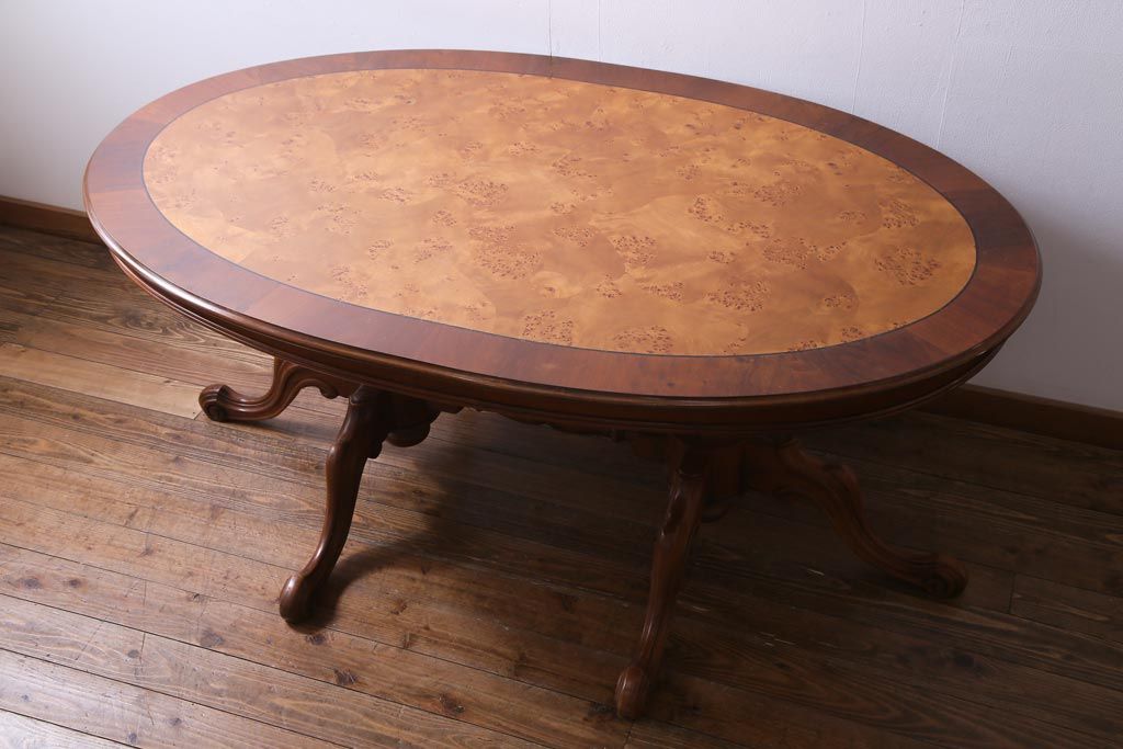 ヴィンテージ家具　フランスビンテージ　マホガニー・メープル材　バーズアイ天板と脚の意匠が目を引くオーバル型のダイニングテーブル(4人掛け)