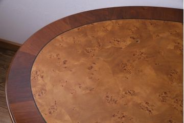 ヴィンテージ家具　フランスビンテージ　マホガニー・メープル材　バーズアイ天板と脚の意匠が目を引くオーバル型のダイニングテーブル(4人掛け)