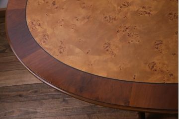 ヴィンテージ家具　フランスビンテージ　マホガニー・メープル材　バーズアイ天板と脚の意匠が目を引くオーバル型のダイニングテーブル(4人掛け)