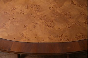 ヴィンテージ家具　フランスビンテージ　マホガニー・メープル材　バーズアイ天板と脚の意匠が目を引くオーバル型のダイニングテーブル(4人掛け)