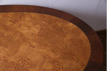 ヴィンテージ家具　フランスビンテージ　マホガニー・メープル材　バーズアイ天板と脚の意匠が目を引くオーバル型のダイニングテーブル(4人掛け)
