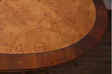 ヴィンテージ家具　フランスビンテージ　マホガニー・メープル材　バーズアイ天板と脚の意匠が目を引くオーバル型のダイニングテーブル(4人掛け)